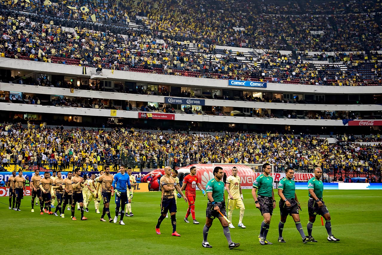 ¿Recuerdas este Clásico entre América y Pumas? 3 de diciembre de 2015, Semifinal de Ida en el Estadio Azteca. América era favorito, pero aquella noche el Estadio Azteca se vestiría de auriazul. Ignacio Ambriz en el banquillo azulcrema y Guillermo Vázquez en el banquillo univesitario.