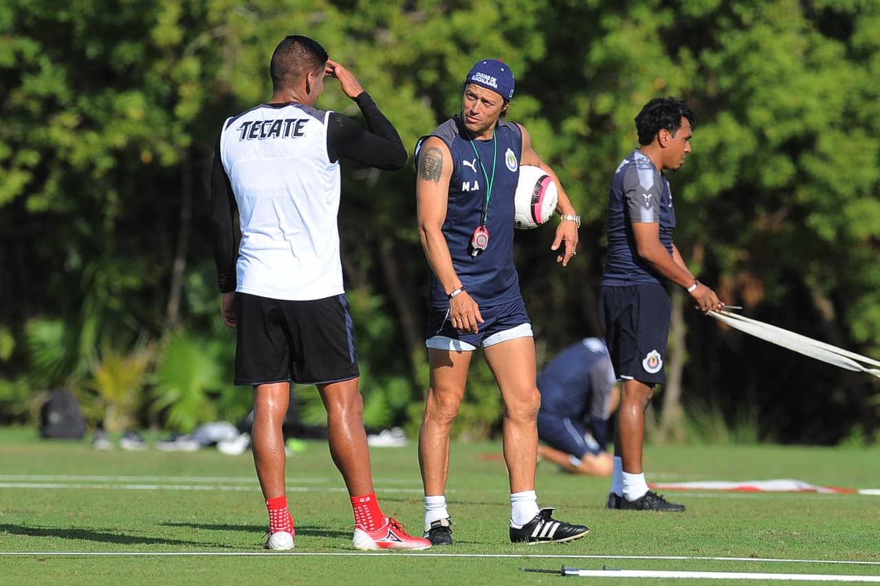 Matías Almeyda felicita a Carlos Salcido por su retiro