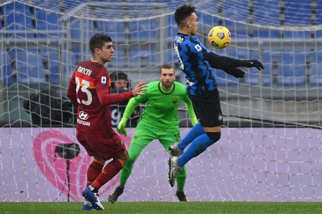 Se emapata el encuentro entre la Roma e Inter 2-2, durante la Jornada 17 de la Serie A. Lorenzo Pellegrini abrió el marcador a favor de los Giallorossi, pero los goles de Skriniar y Hakimi pusieron arriba a los 'Nerazurri', fue al minuto 86 cuando Gianluca Mancini igualó el marcador.