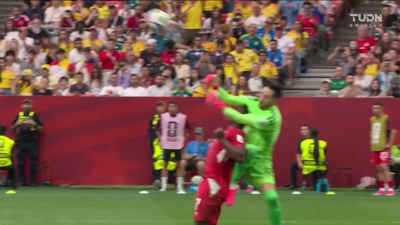 ¡Vaya choque entre Camilo Vargas y Breel Embolo en el área!