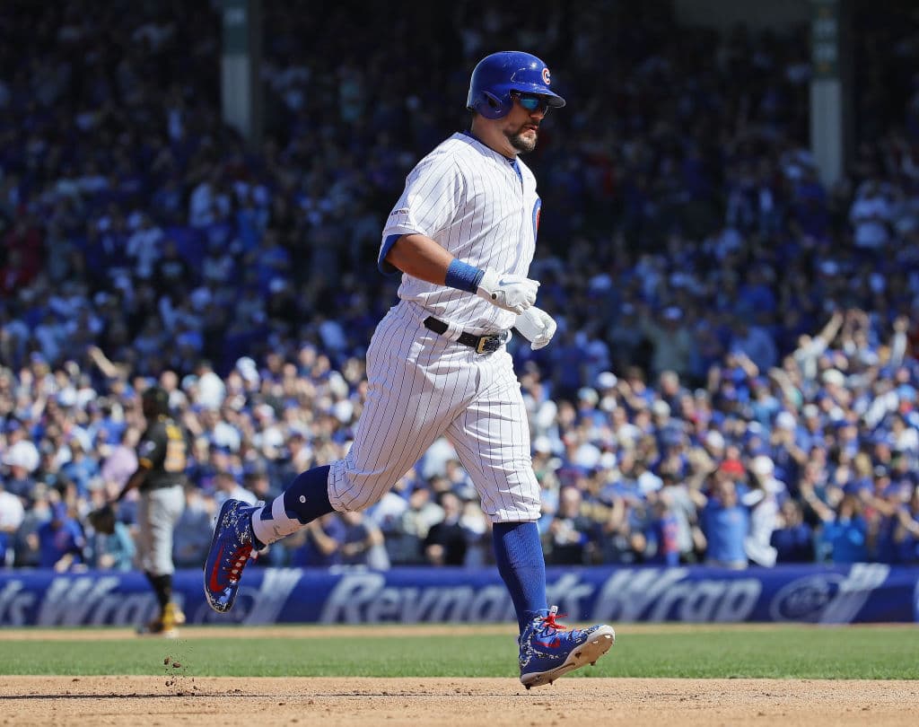 Kyle Schwarber recorre las bases luego de conectar un cuadrangular de dos carreras en la cuarta entrada.