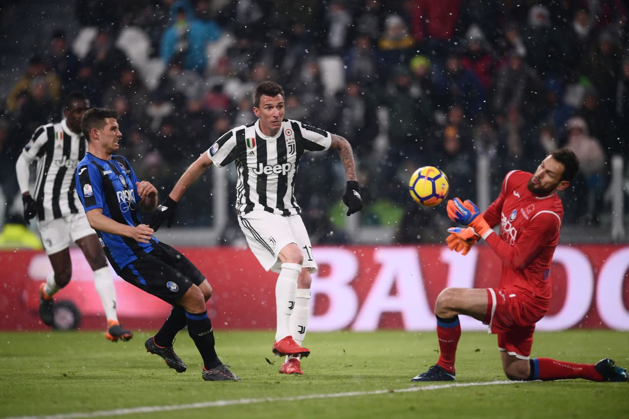 Así, la más clara de la primera mitad llegó en el minuto 35 cuando Mandzukic, que volvía a jugar en la punta central del ataque juventino, no acertó en un mano a mano con el meta Berisha.