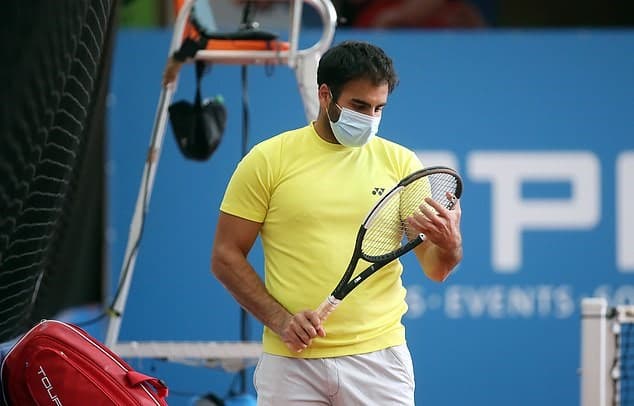 Los jugadores llegaron solos al evento, calentaron en su propio espacio lejos de otros jugadores o staff. Una vez que los sets terminaran durante los partidos, se sentaron en lugares separados durante los cambios.