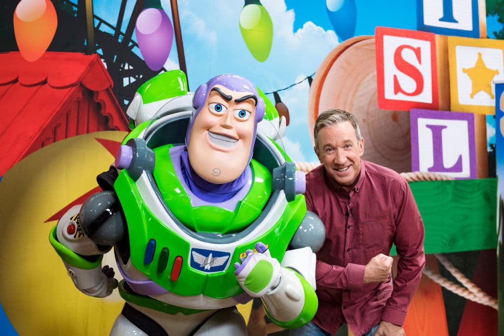 Basado en lo que sabemos de las películas de Toy Story, Buzz, con la voz de Tim Allen, es un juguete basado en el Buzz de una popular franquicia de ciencia ficción.