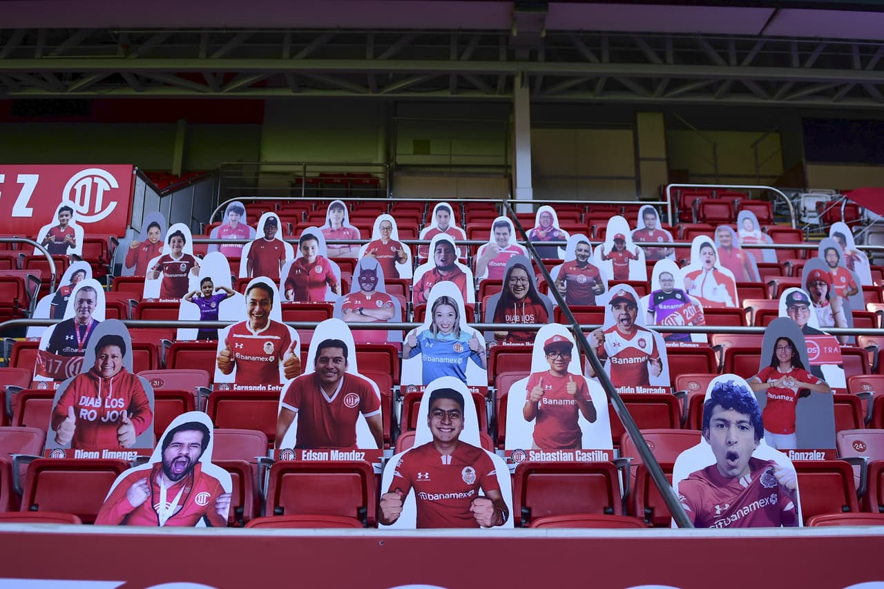 Así lucen algunos de los estadios mexicanos con el motivo de que la afición continúe en contacto con los jugadores durante cada partido.