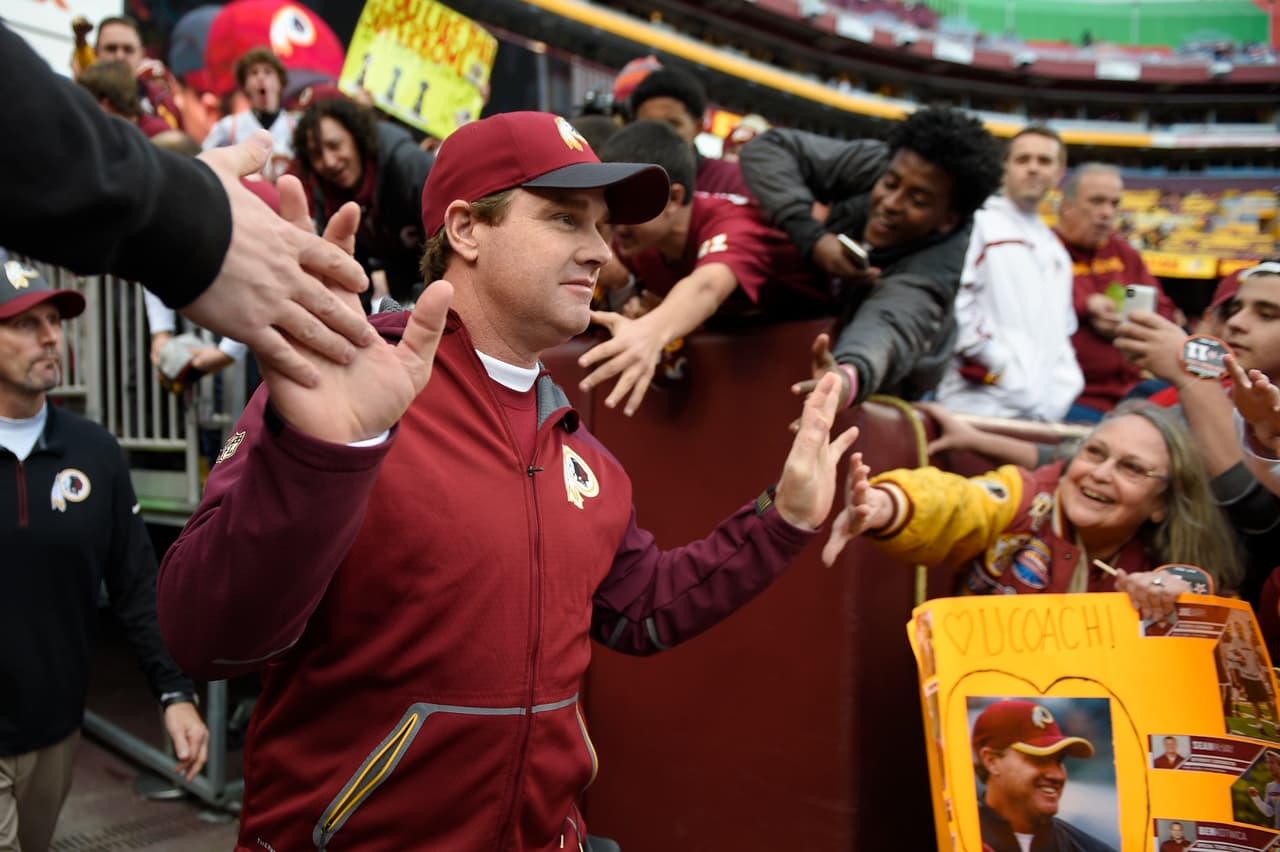 La entrada del HC Jay Gruden aclamado por los fans de los Redskins.