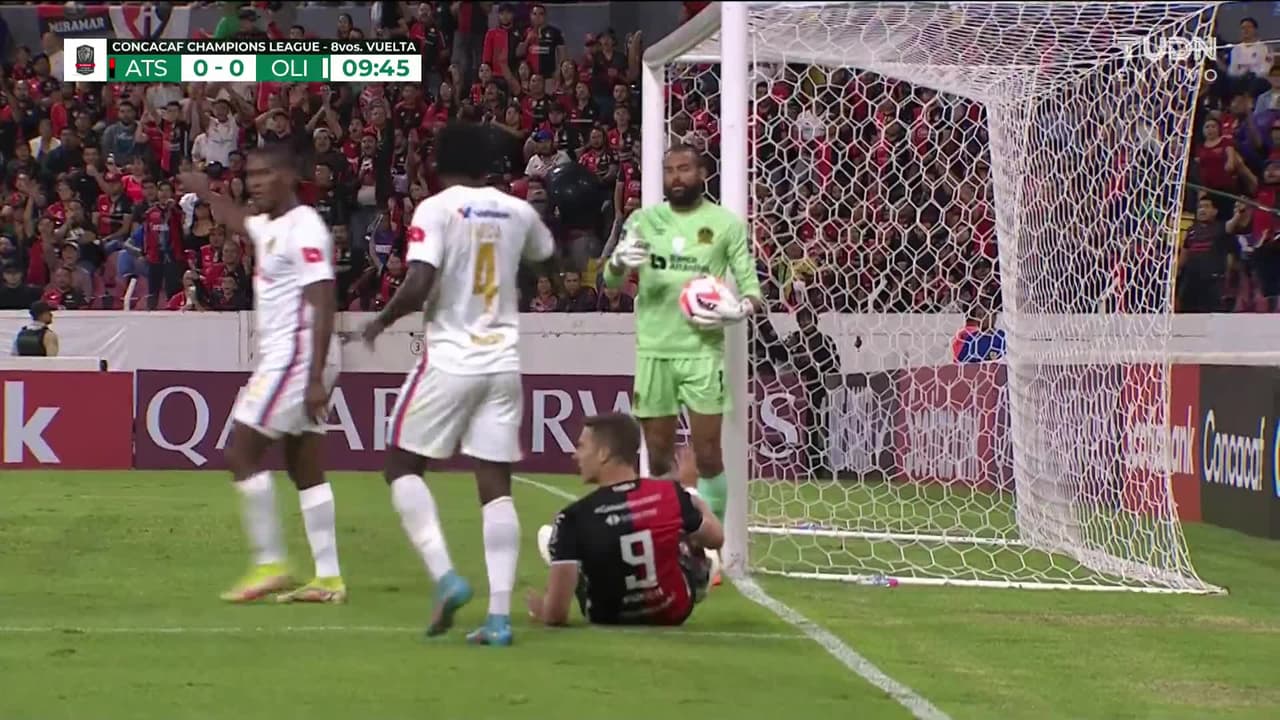 ¡TIRO ATAJADO! disparo por Kevin López.