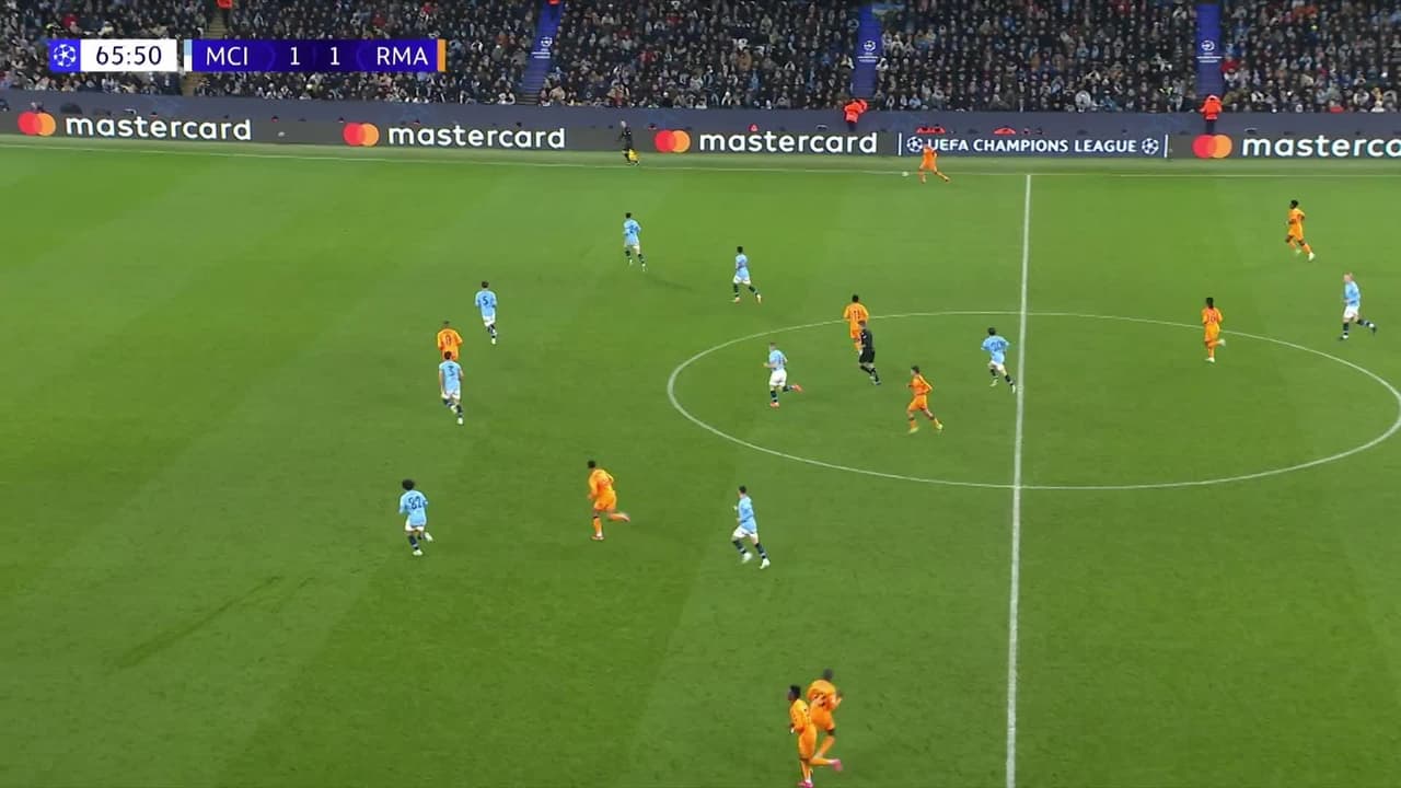 ¡TIRO ATAJADO! disparo por Jude Bellingham.