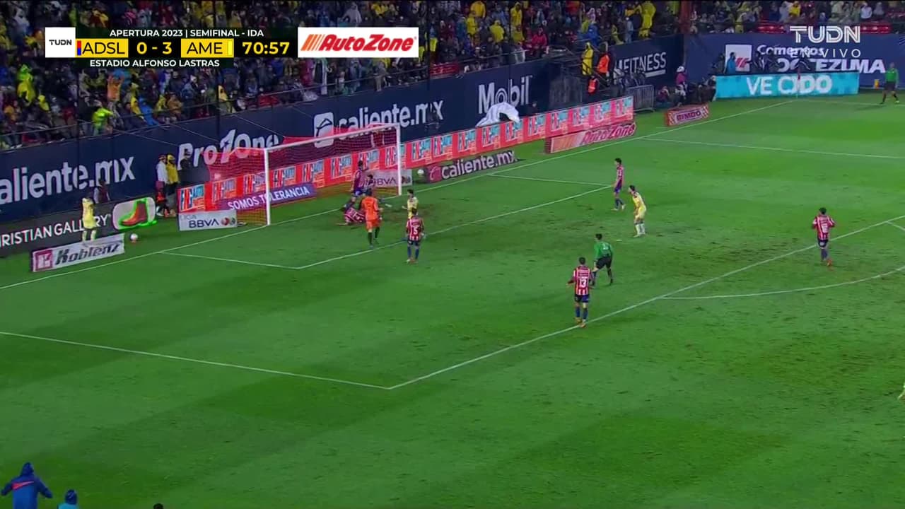 ¡TIRO ATAJADO! disparo por Julián Quiñones.