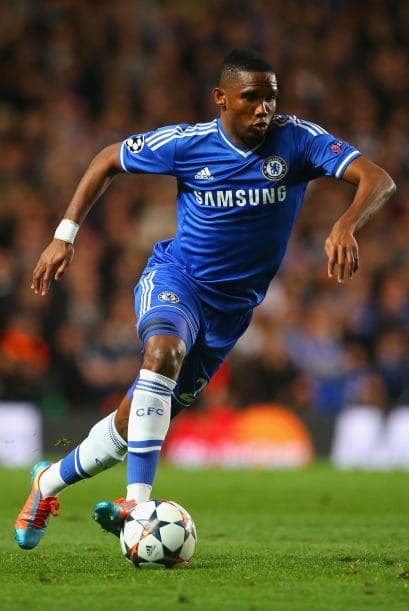 Nos quedamos en suelo inglés donde el camerunés Samuel Eto’o del Chelsea nos presume sus 85 millones de euros (casi 118 millones de dólares).Mira aquí los videos más chismosos.