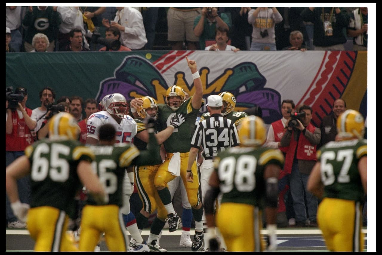 Favre y los Green Bay Packers ganan el Super Bowl XXXI por primera vez en 29 años, ganando a los New England Patriots.
