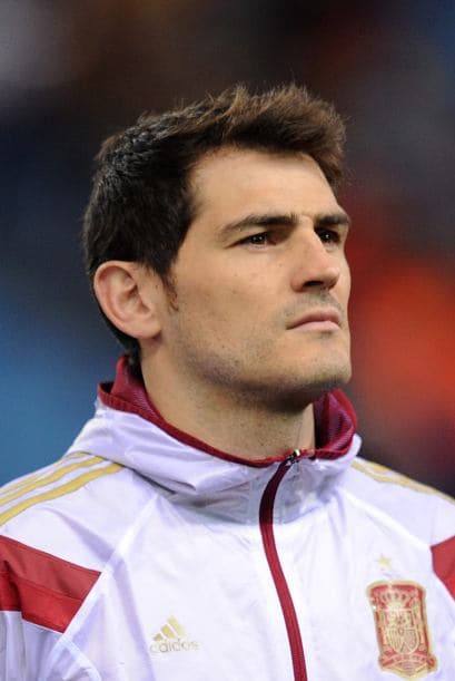 Iker Casillas es el capitán y arquero de su selección y del Real Madrid F.C. club, al cual le ha dedicado casi toda su carrera deportiva. Mira aquí todo sobre el Mundial