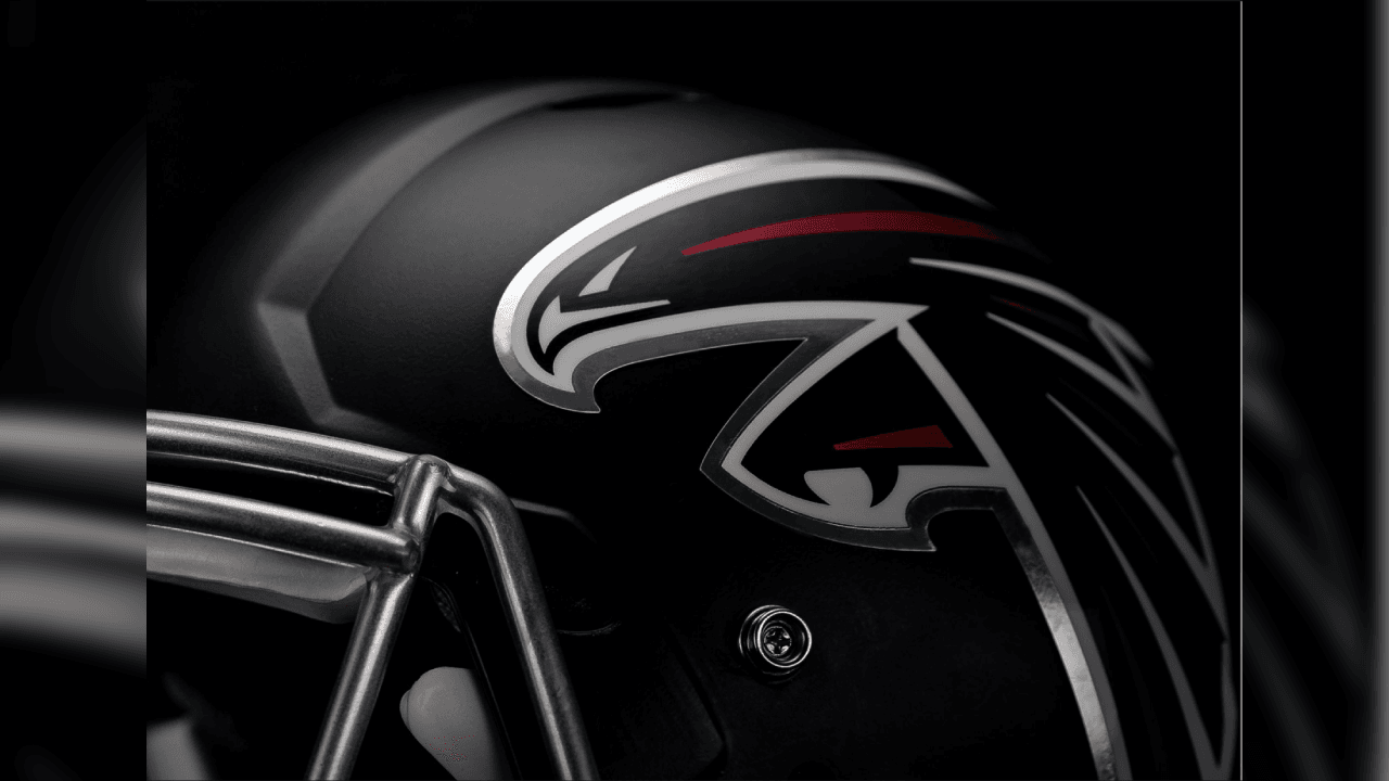 ¡Los Falcons presentan su nueva indumentaria! Con una gran variación en sus uniformes donde se eliminaron líneas en los hombros ahora predominan las tonalidades a un solo color. Así se prepara el equipo de Matt Ryan en la búsqueda de instalarse en otro Super Bowl.
