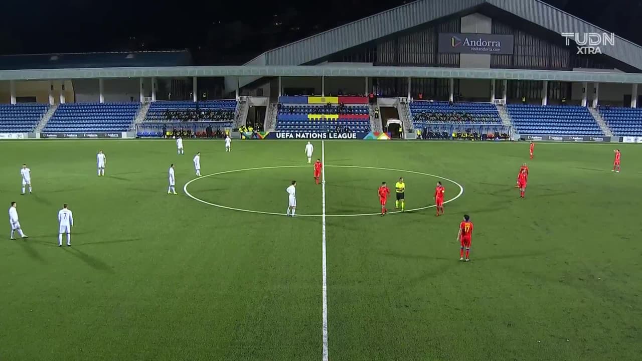 Arranca el partido y la pelota está en juego.