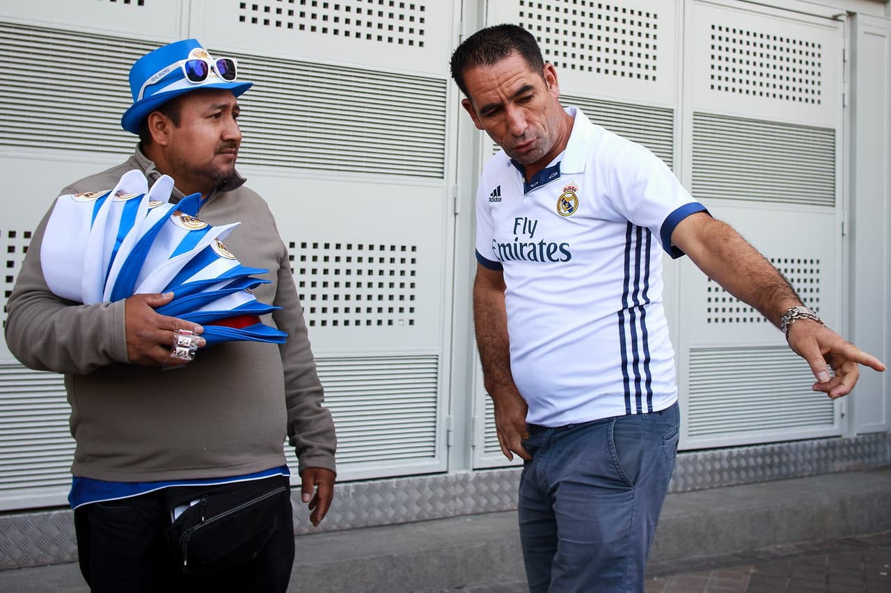 Los seguidores de Real Madrid aprovecharon para debatir cuál sería la mejor táctica. La clásica charla de fútbol antes de un partido.