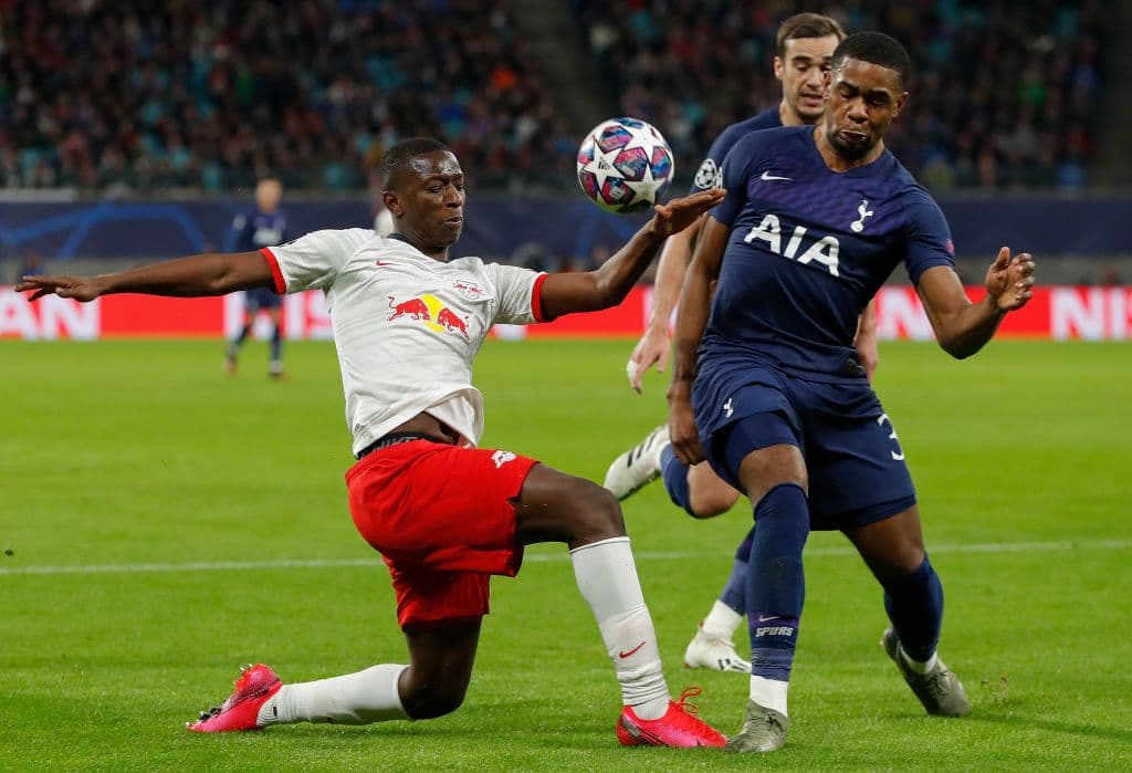 Amadou Haidara no cede ante los amagues de Japhet Tanganga y manda el balón al tiro de esquina.