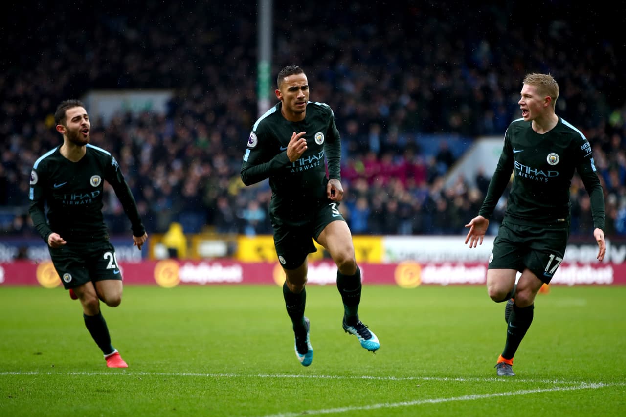 Los goles del partido los anotaron Danilo (Manchester City), y Johann Berg Guðmundsson, del Burnley, equipo que sigue sorprendiendo en la Premier League al acercarse la zona de competencias europeas con un juego muy italiano.