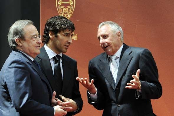 ¿Qué le dirá Cruyff a Raúl y Florentino Pérez? A lo mejor les explica porqué al Barcelona le ganó al Madrid.