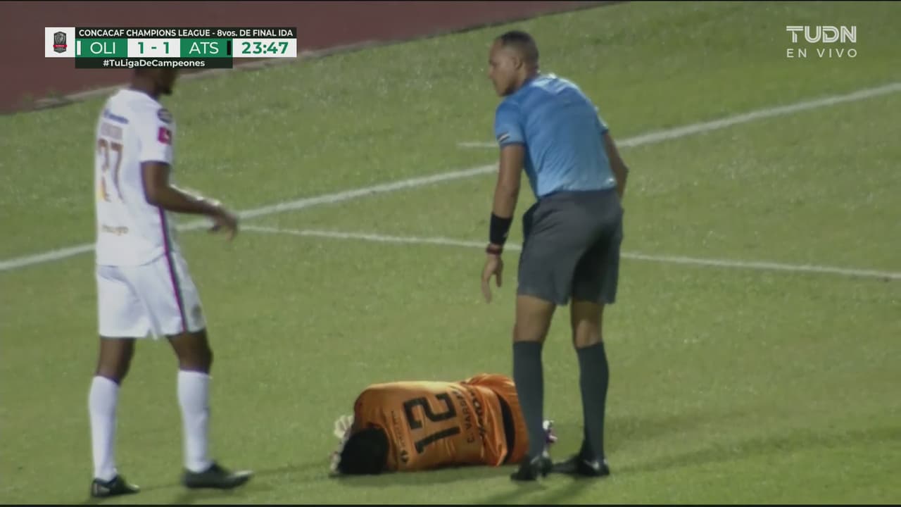 ¡Se rifa el físico! Camilo detiene a Bengtson, pero sale golpeado