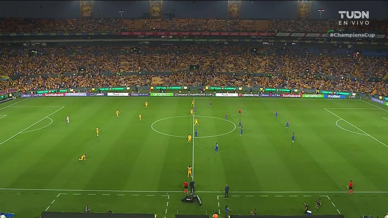 Arranca el partido y la pelota está en juego.