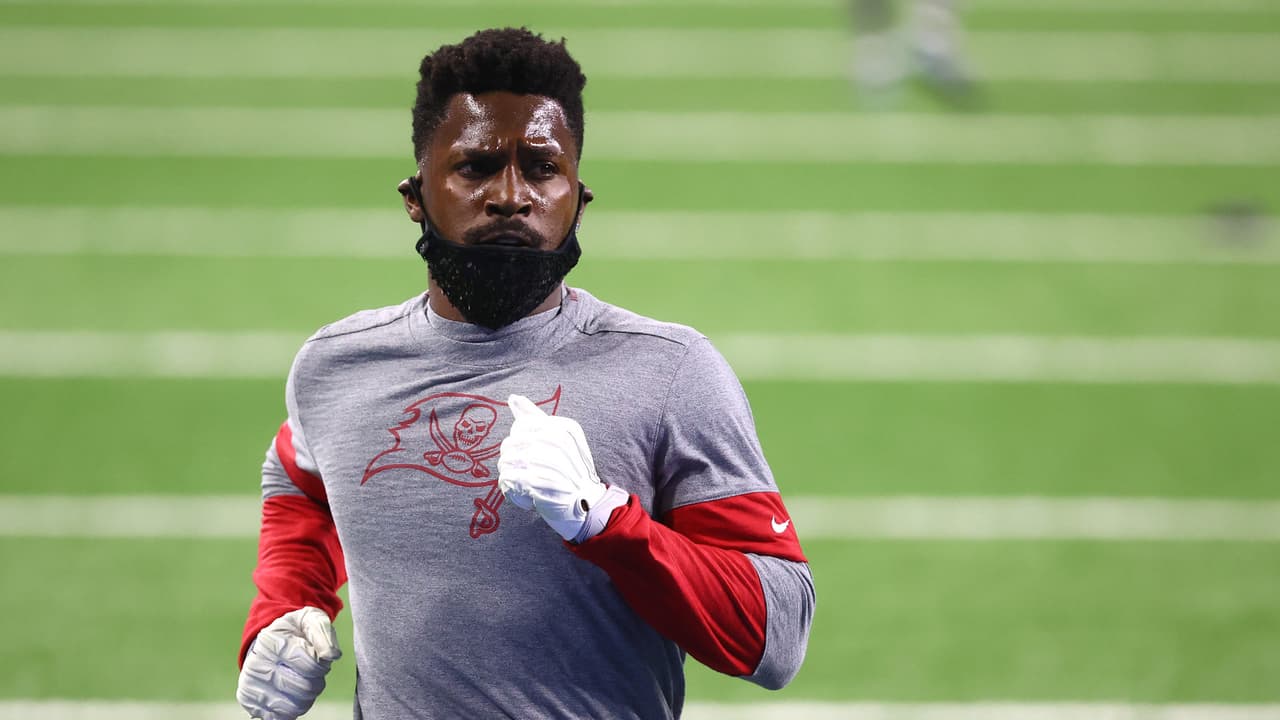 Antonio Brown no estará con los Bucaneers por lesión en la rodilla