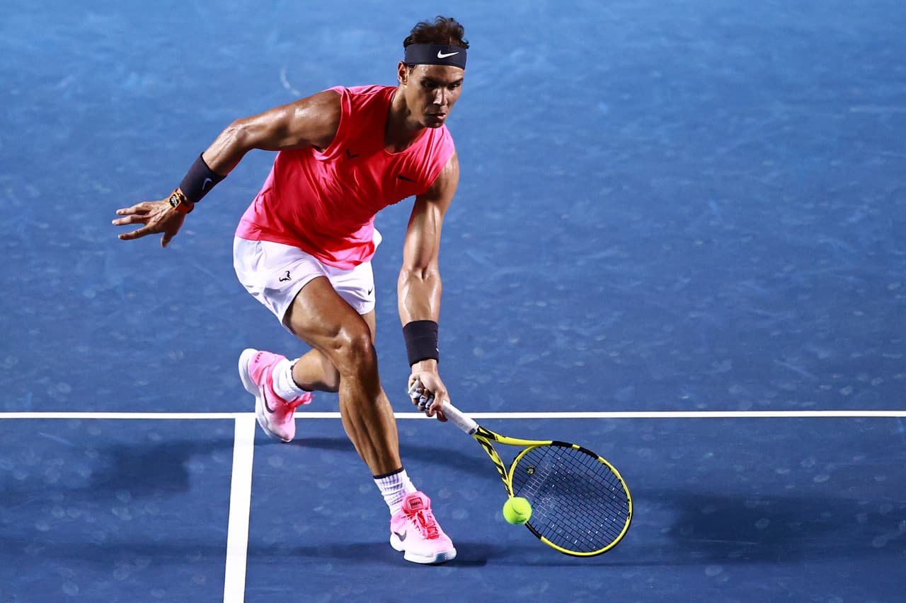 El español Rafael Nadal en acción durante el partido ante Mlomir Kecmanovic en el AMT 2020 en Acapulco.