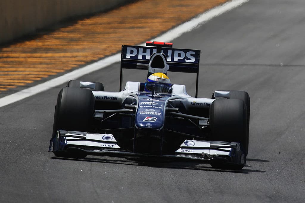 La Fórmula 1 introdujo
<b>cambios visibles</b> en la estética de los autos para 2009, con alerones más grandes y el regreso de los neumáticos lisos. A bordo del
<b>FW31</b>, en
<b>su último año con</b>
<b>Williams</b>, Nico Rosberg se mostró más consistente a la hora de clasificar, pero no logró podios, sólo dos cuartos puestos en Hungría y Alemania.