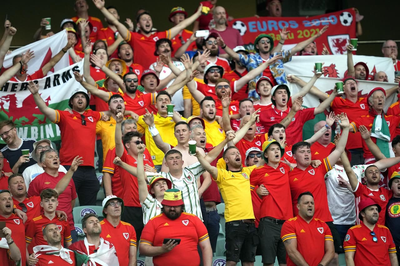 Gales logra derrotar 2-0 a Turquía en su partido inaugural del Grupo A en la Euro 2020. Con goles de Aaron Ramsey y Connor Roberts, los 'Dragones' suman sus tres primeros puntos en la tabla. Gareth bale hizo doble asistencia pero falla penalti.