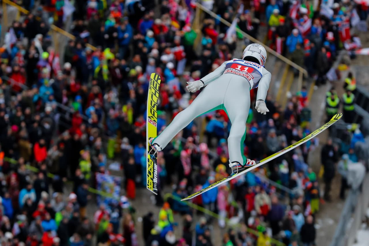 La competencia en Innsbruck (Austria) es la décima en el calendario de la Copa Mundo de salto en esquí masculino de la Federación Internacional de Esquí (FIS), la primera del 2017 y que finalizará el 26 de marzo. La capacidad de los atletas se mezcla con el espectáculo de su vuelo en medio de bellos paisajes y a una gran velocidad.