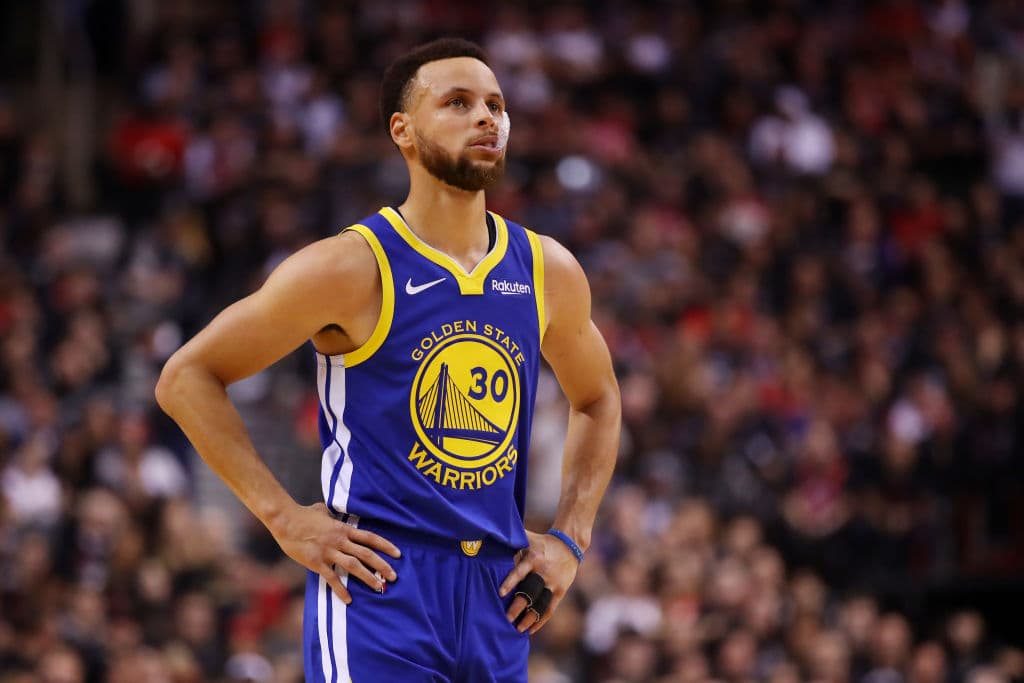 Stephen Curry pasó un total de 40 minutos en la cancha por los Golden State Warriors, encabezando a los de California en esa cantidad de tiempo en la duela, igualando con Draymond Green.