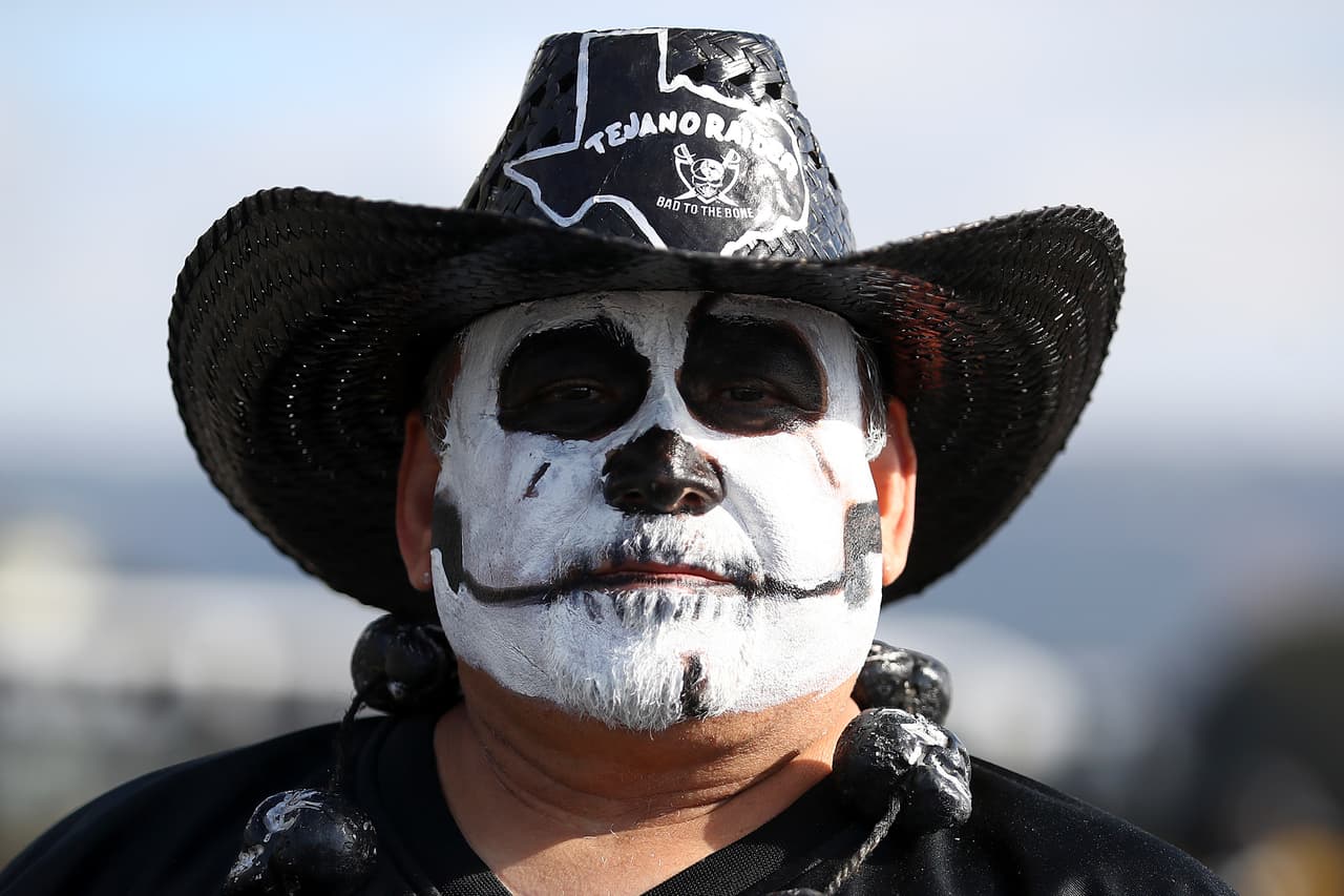 El muñeco malvado Chucky y otros personajes inspiraron a jugadores y fanáticos para darle un color diferente a la jornada de la NFL en medio de la fiesta de Halloween.