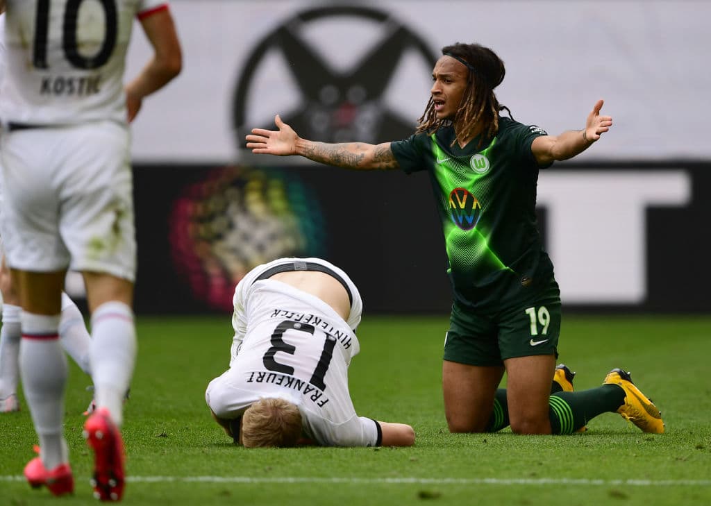 Kevin Mbabu protesta luego de haber cometido una fuerte falta sobre Martin Hinteregger.