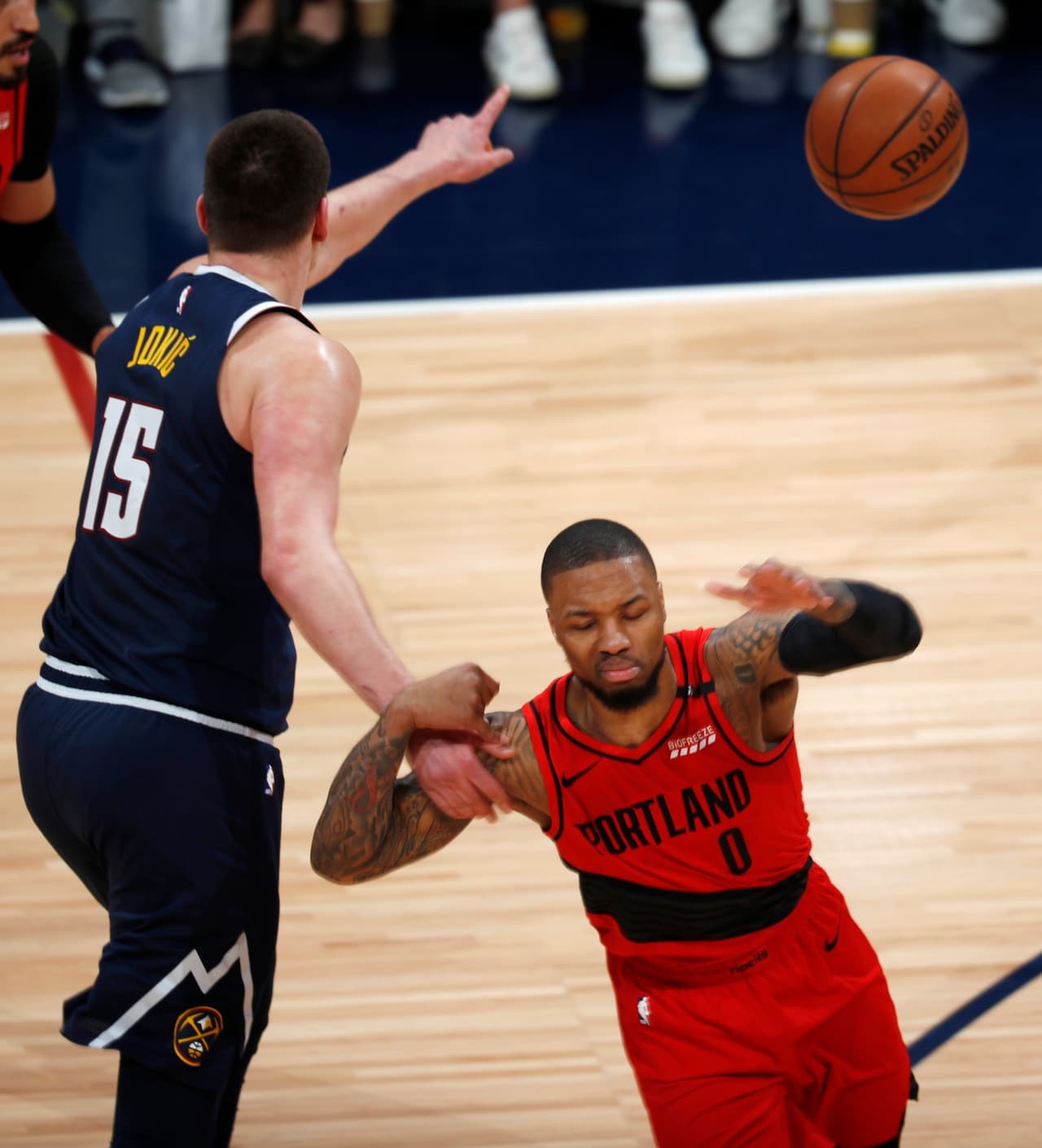 Una de las actuaciones más grises para Lillard en Playoffs, pero el baloncesto es un deporte de equipo y, así como él ha rescatado a sus compañeros muchas noches, ahora le tocó a los compañeros hacerlo por él.