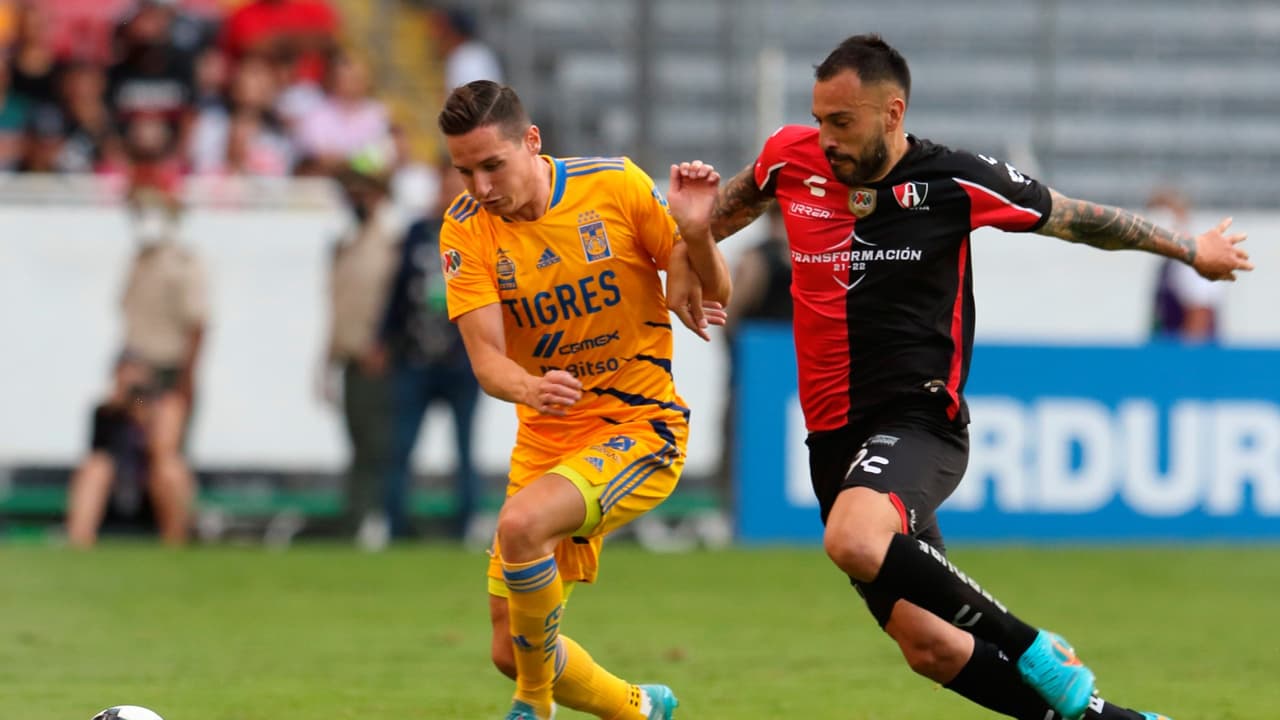 Florian Thauvin sale lesionado del partido Atlas-Tigres en Liga MX