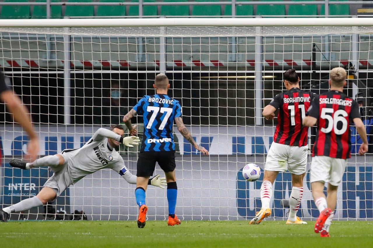 El primer gol de Zlatan (13’, 16’) fue cobrando un penal que atajaba Handanovic, pero el sueco la metió en un segundo toque; el segundo fue de una espectacular volea. Lukaku (29’) descontó por el Inter. Milan se medirá al Celtic en la Europa League y el Inter enfrentará al Mönchengladbach en la Champions.