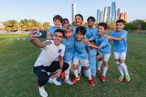 El jugador franquicia paraguayo Jesús Medina disfrutó algunos minutos de diversión con niños que se acercaron al entrenamiento del conjunto celeste. (New York City FC)
