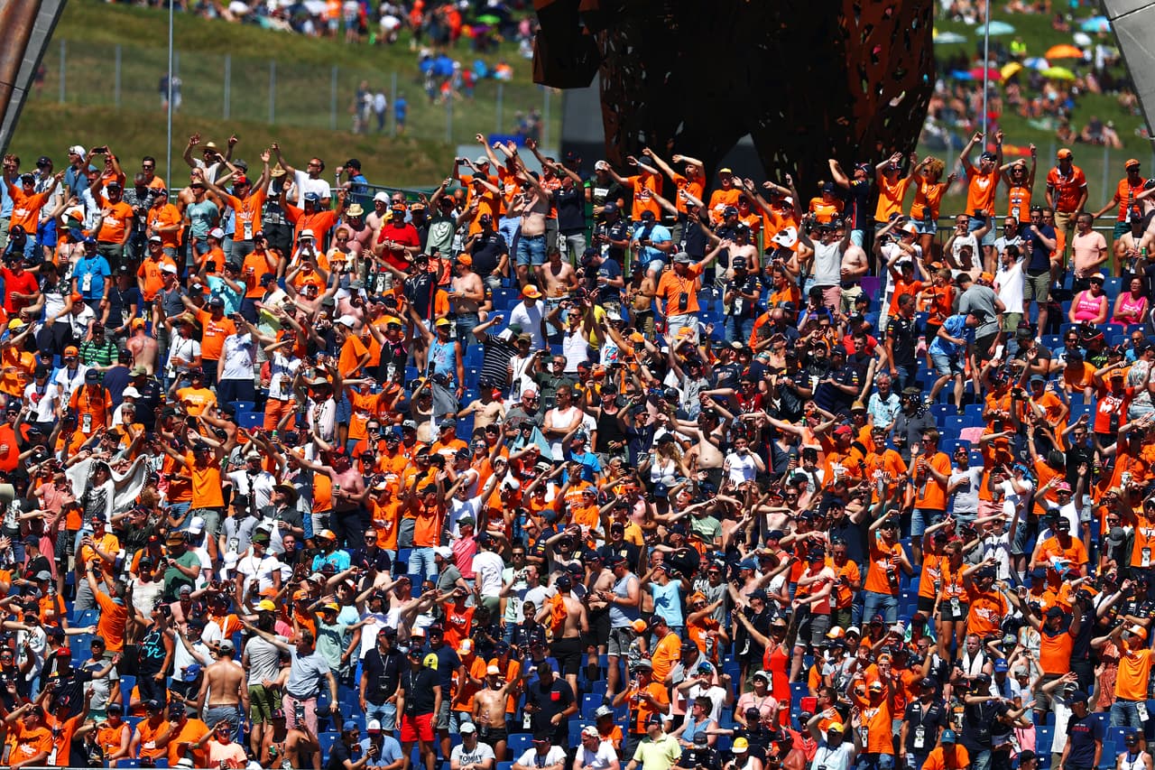 Charles Leclerc consiguió su segunda Pole del año, esta vez en el Red Bull Ring de Austria, superando a Lewis Hamilton y Max Verstppen, quienes completaron el Top 3. Sebastian Vettel sufrió problemas mecánicos por lo que solo le alcanzó para el décimo puesto. Por su parte, Sergio Pérez saldrá en la posición 16.