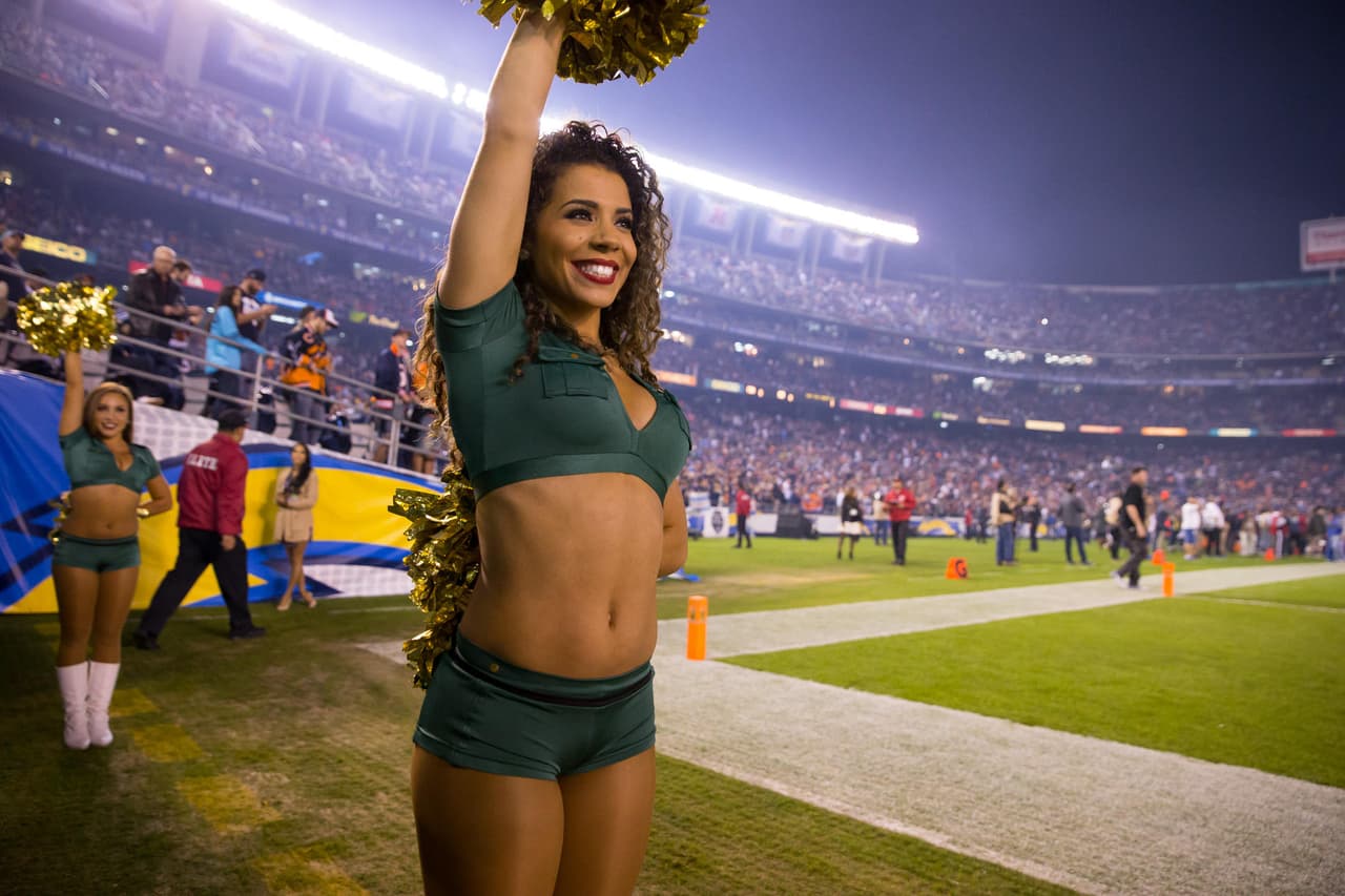 Las bellezas de la NFL también hacen honor a los militares de los Estados Unidos. Checa los sexys vestuarios de las porristas de los San Diego Chargers.