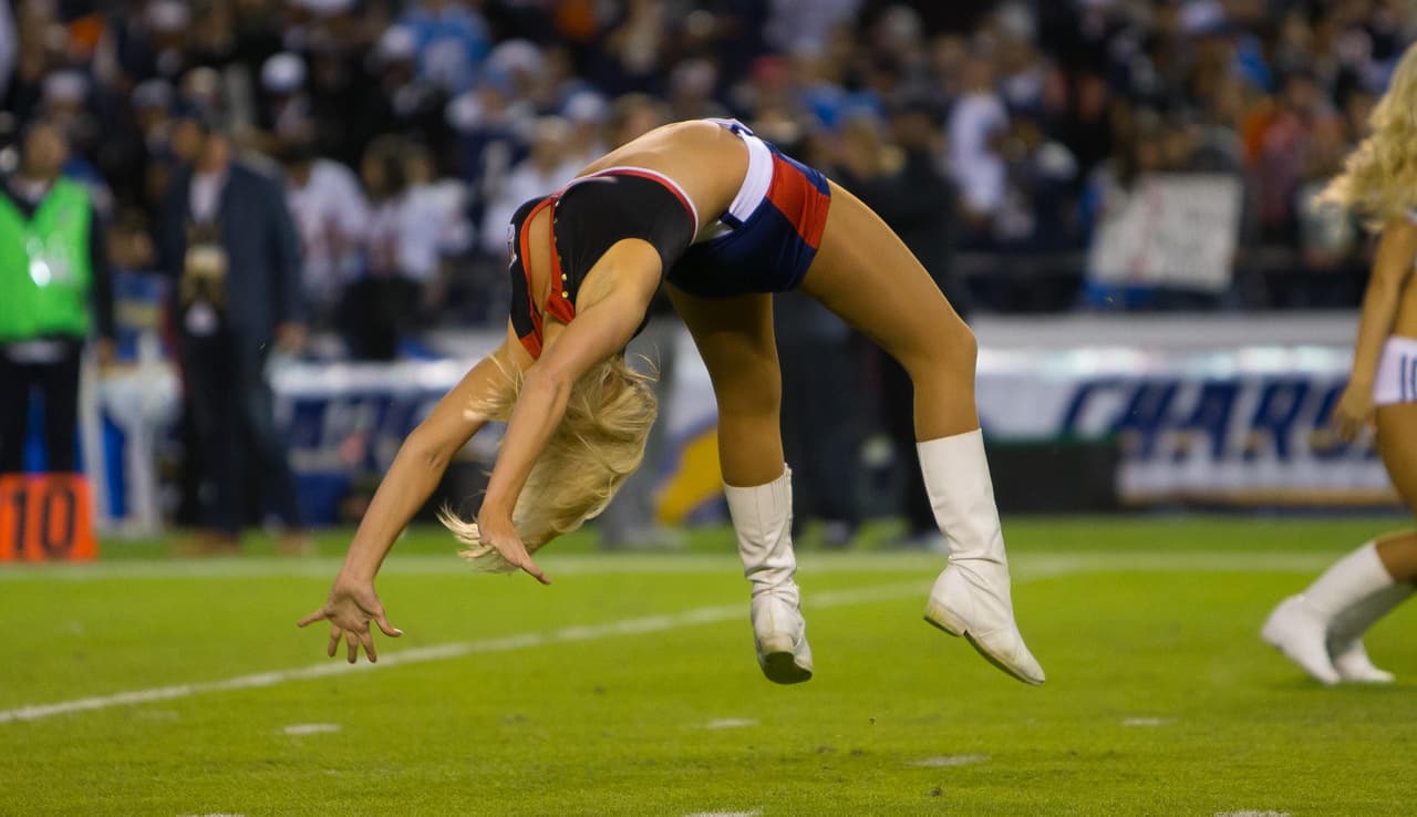Las bellezas de la NFL también hacen honor a los militares de los Estados Unidos. Checa los sexys vestuarios de las porristas de los San Diego Chargers.