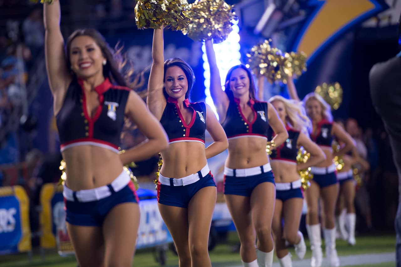 Las bellezas de la NFL también hacen honor a los militares de los Estados Unidos. Checa los sexys vestuarios de las porristas de los San Diego Chargers.