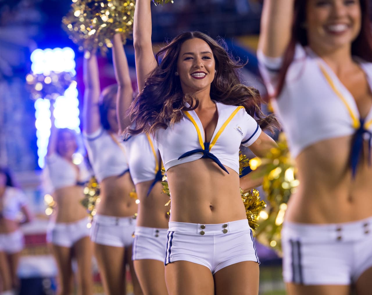Las bellezas de la NFL también hacen honor a los militares de los Estados Unidos. Checa los sexys vestuarios de las porristas de los San Diego Chargers.