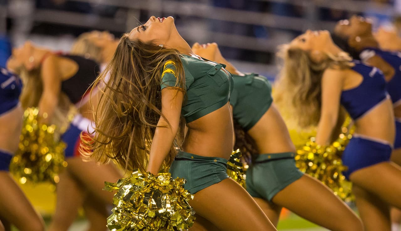 Las bellezas de la NFL también hacen honor a los militares de los Estados Unidos. Checa los sexys vestuarios de las porristas de los San Diego Chargers.