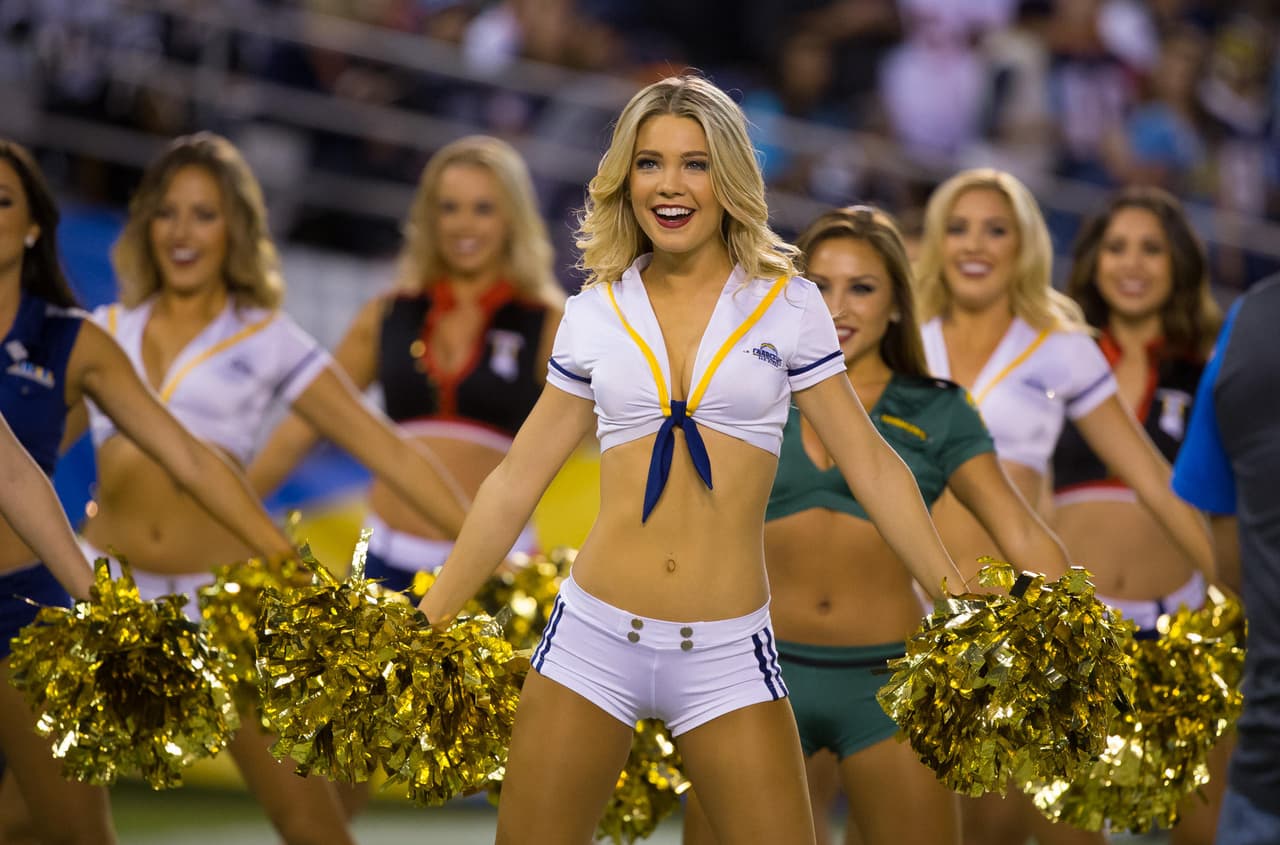 Las bellezas de la NFL también hacen honor a los militares de los Estados Unidos. Checa los sexys vestuarios de las porristas de los San Diego Chargers.