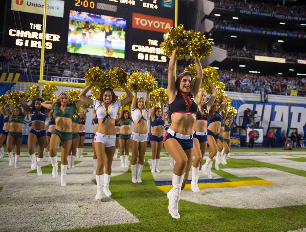 Las bellezas de la NFL también hacen honor a los militares de los Estados Unidos. Checa los sexys vestuarios de las porristas de los San Diego Chargers.