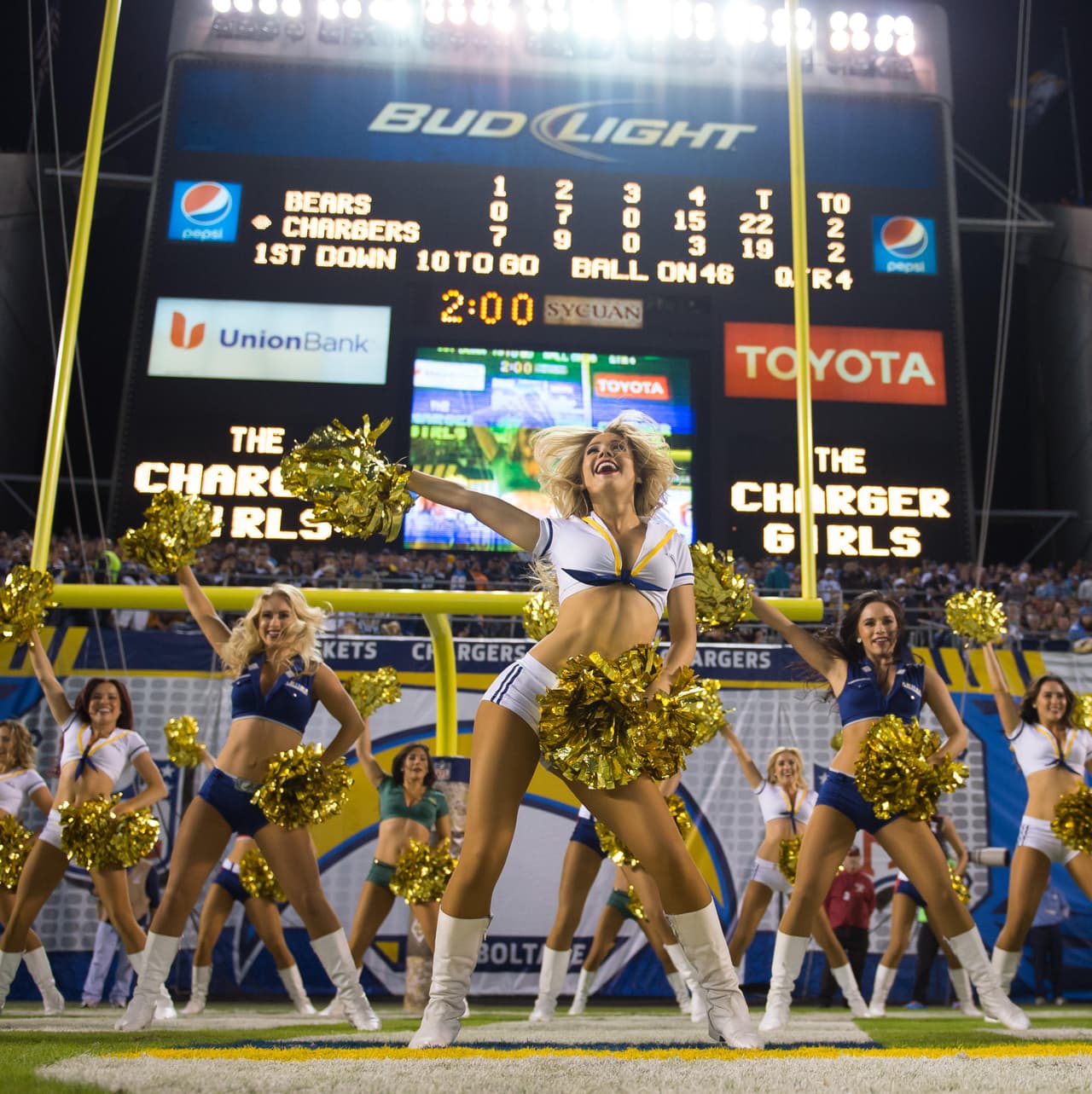 Las bellezas de la NFL también hacen honor a los militares de los Estados Unidos. Checa los sexys vestuarios de las porristas de los San Diego Chargers.