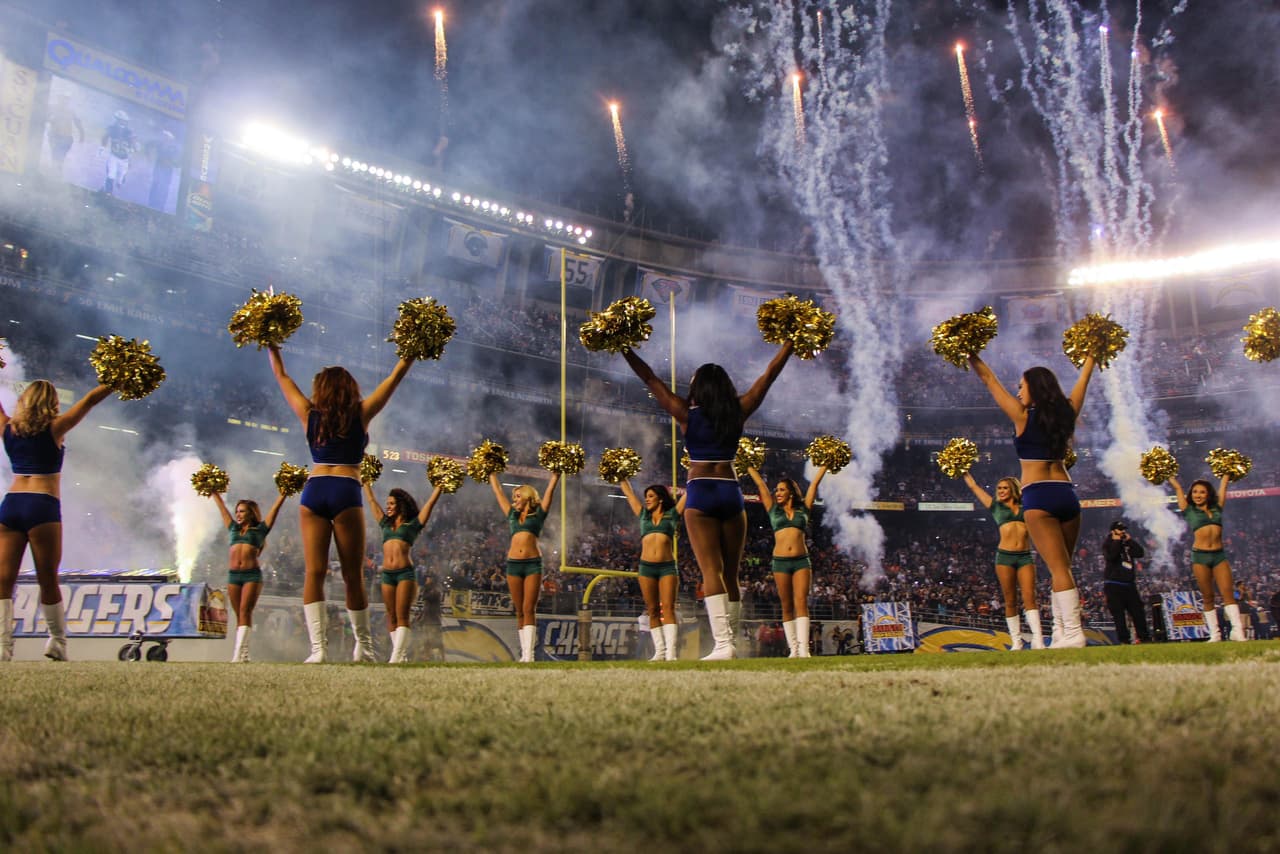 Las bellezas de la NFL también hacen honor a los militares de los Estados Unidos. Checa los sexys vestuarios de las porristas de los San Diego Chargers.