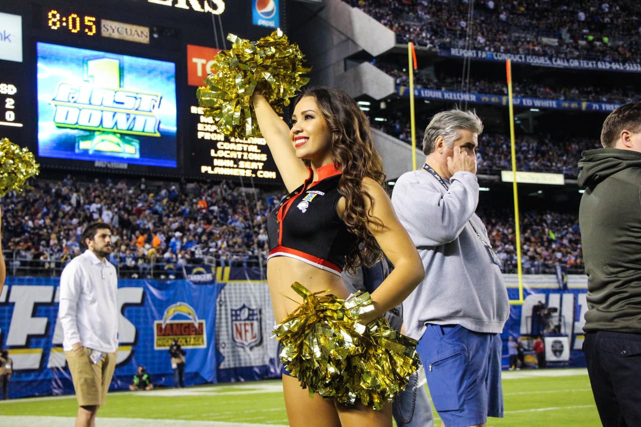 Las bellezas de la NFL también hacen honor a los militares de los Estados Unidos. Checa los sexys vestuarios de las porristas de los San Diego Chargers.