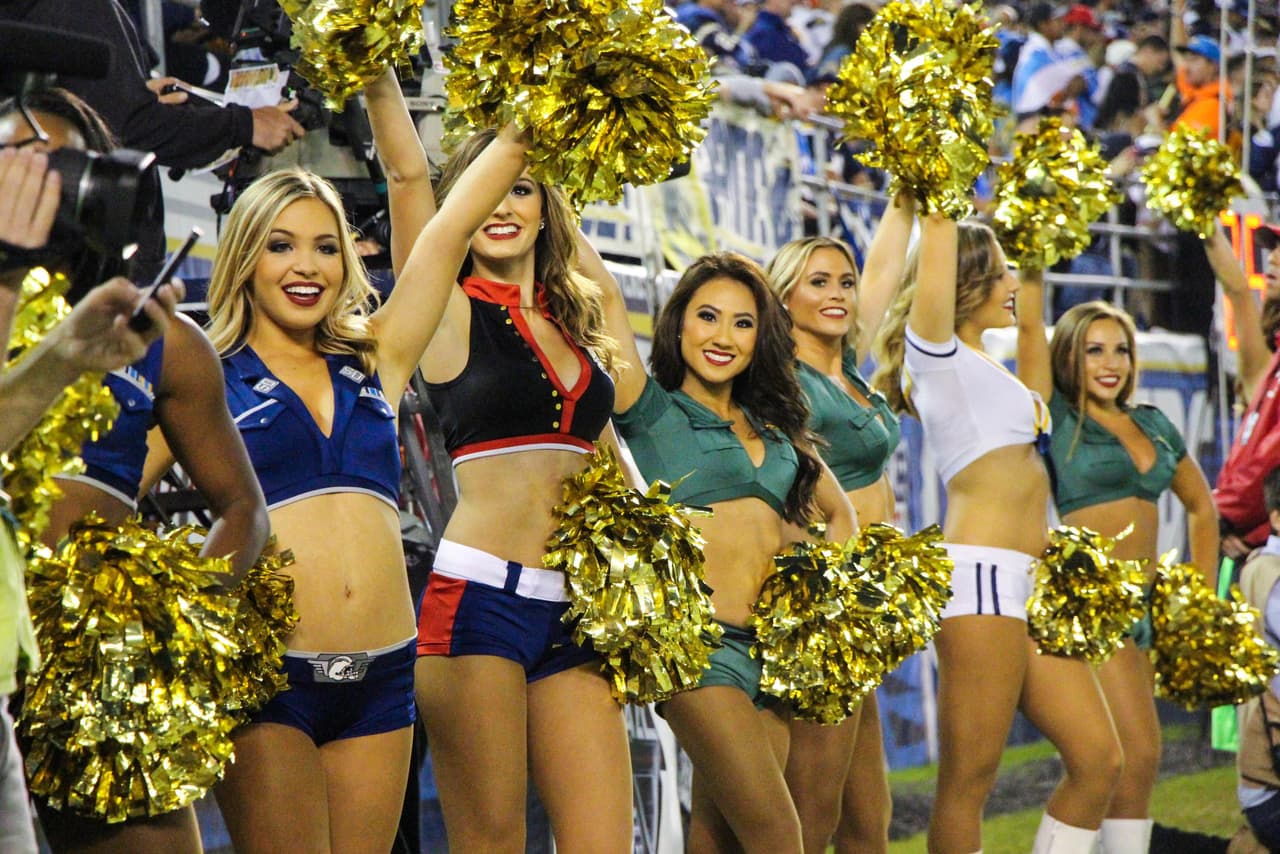 Las bellezas de la NFL también hacen honor a los militares de los Estados Unidos. Checa los sexys vestuarios de las porristas de los San Diego Chargers.