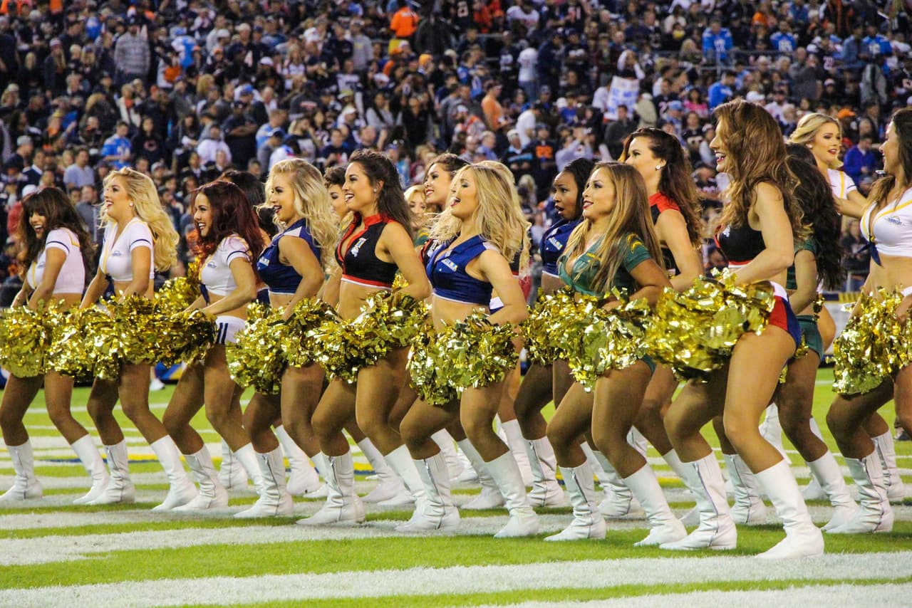Las bellezas de la NFL también hacen honor a los militares de los Estados Unidos. Checa los sexys vestuarios de las porristas de los San Diego Chargers.