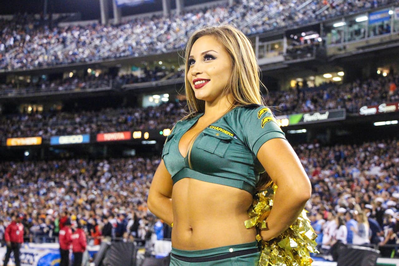 Las bellezas de la NFL también hacen honor a los militares de los Estados Unidos. Checa los sexys vestuarios de las porristas de los San Diego Chargers.